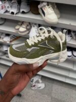 Reebok charge charge boys olive color sneakers - Image 2